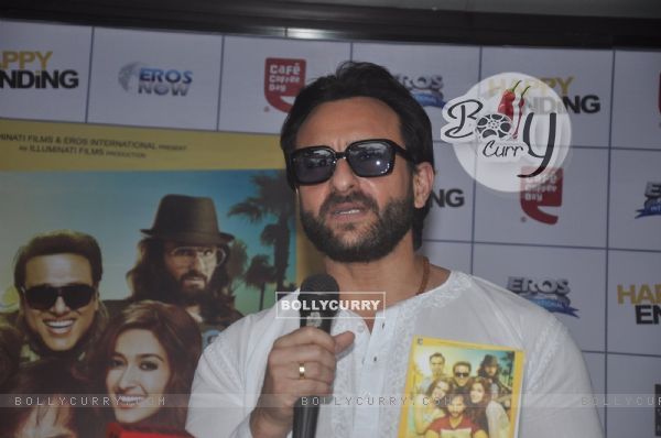 Saif Ali Khan addressing the audience at the Promotions of Happy Ending at CCD (344937)