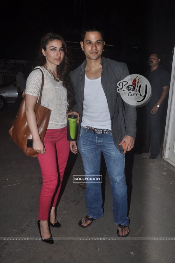 Kunal Khemu and Soha Ali Khan pose for the media at the Special Screening of Happy Ending (345137)
