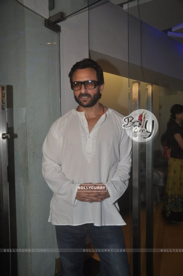 Saif Ali Khan poses for the media at the Special Screening of Happy Ending
