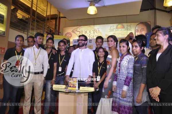 Saif Ali Khan and Ileana D'Cruz pose with the staff of Crossword at the Promotions of Happy Ending (345168)