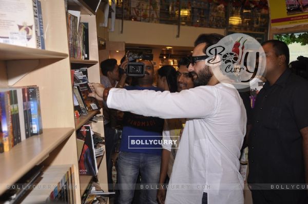Saif Ali Khan checks out various books at Crossword during the Promotions of Happy Ending (345171)