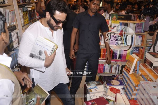 Saif Ali Khan was snapped collecting books at Crossword during the Promotions of Happy Ending (345172)