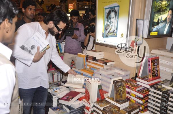 Saif Ali Khan checks out various books at Crossword during the Promotions of Happy Ending (345173)