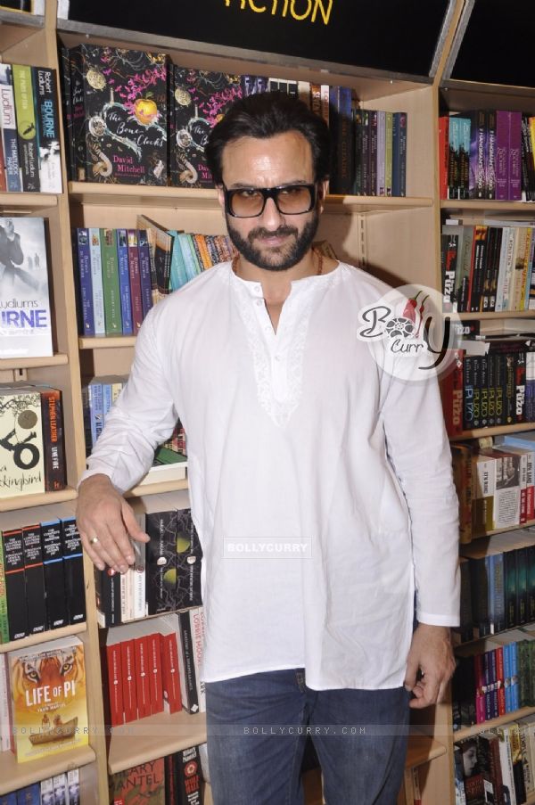 Saif Ali Khan poses at Crossword during the Promotions of Happy Ending (345174)
