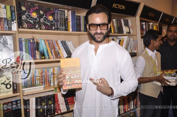 Saif Ali Khan poses with a book at the Promotions of Happy Ending (345175)