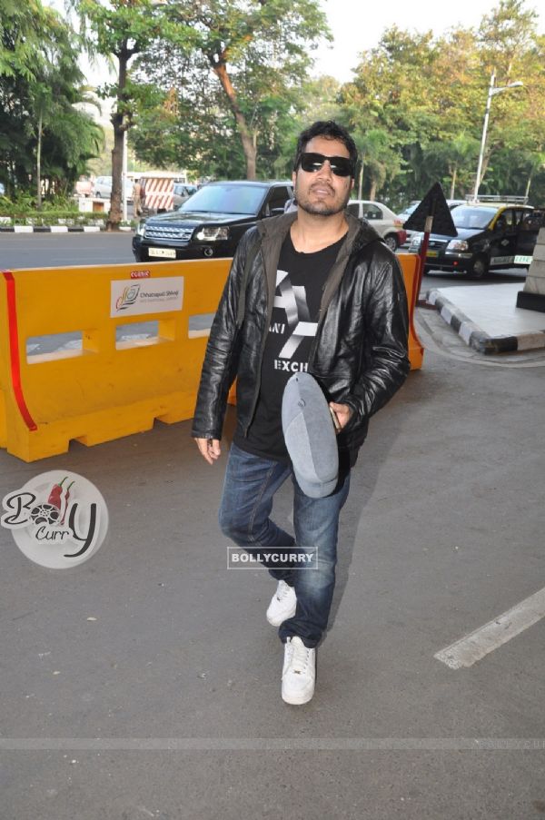 Mika snapped at airport while leaving for Arpita Khan's Wedding