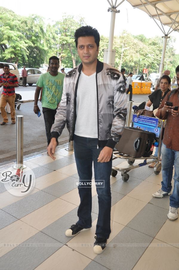 Riteish Deshmukh poses for the media at airport while leaving for Arpita Khan's Wedding