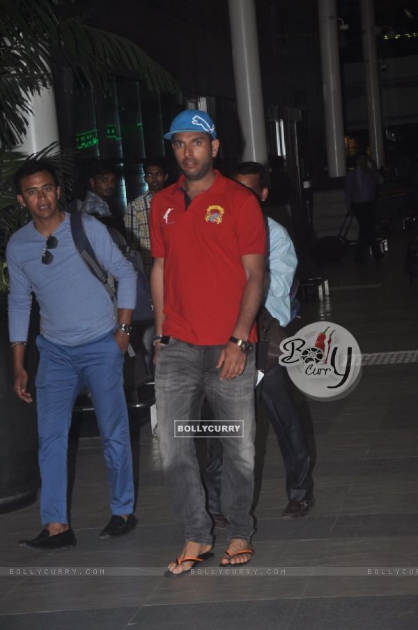 Yuvraj Singh was snapped at airport while returning from Arpita Khan's Wedding