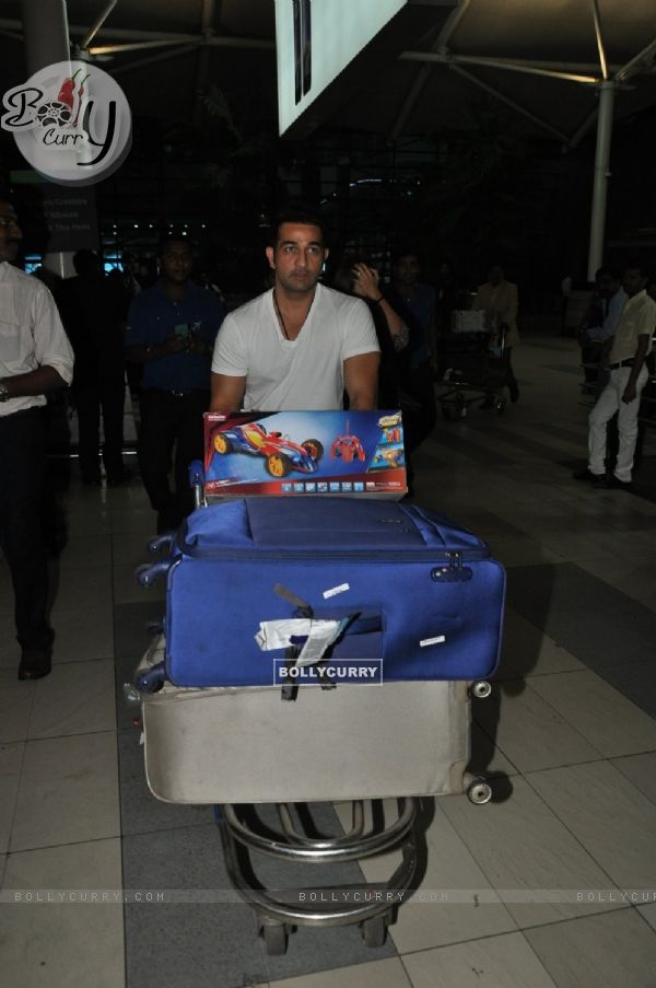 Shakeel Ladak was snapped at airport while returning from Arpita Khan's Wedding