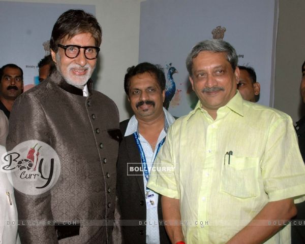 Amitabh Bachchan poses with friends at Goa Film Festival