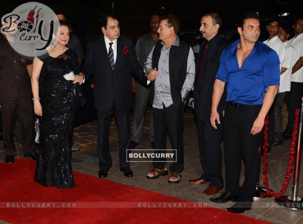 Salim Khan welcomes Dilip Kumar and Saira Banu at Arpita Khan's Wedding Reception