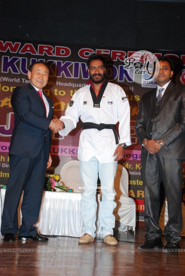 Ajay Devgn felicitated by Taekwondo Masters from Korea (345895)