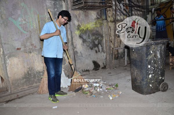 Prasoon Joshi was snapped cleaning the garbage at Swachh Bharat Abhiyan
