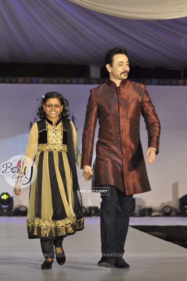 Mantra walks the ramp with a small girl at Wellingkar's 26/11 Tribute