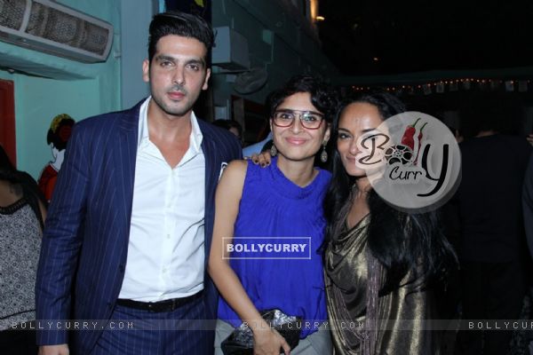 Kiran Rao poses with Zayed Khan and Bandana Tewari at GQ India Bar Nights