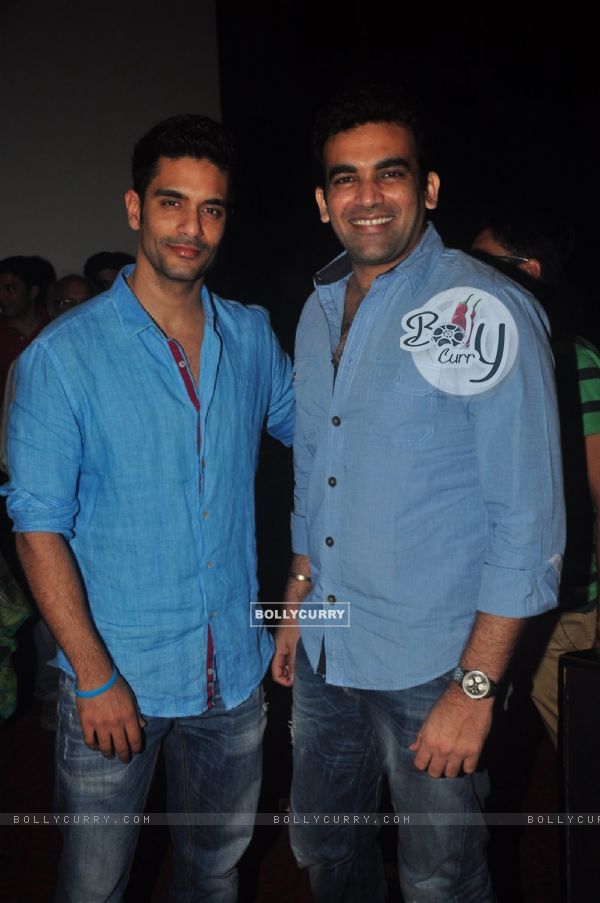 Angad Bedi poses with Zaheer Khan at the Special Screening of Ungli (346540)