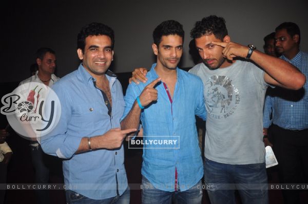 Angad Bedi poses with Zaheer Khan and Yuvraj Singh at the Special Screening of Ungli (346541)