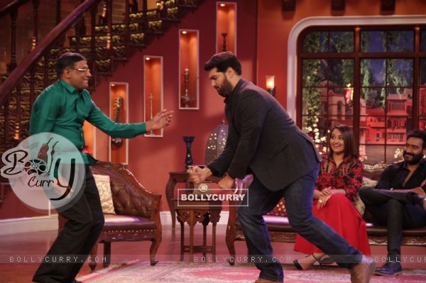 Kunal Roy Kapoor performs with a fan on Comedy Nights with Kapil