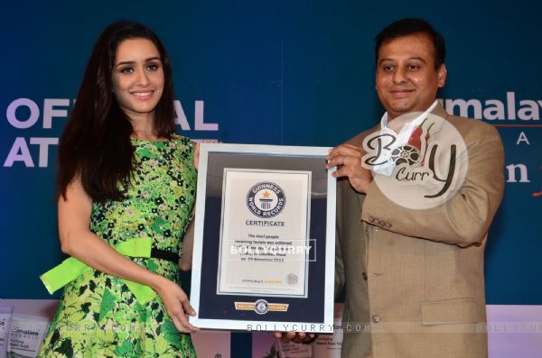 Shraddha Kapoor felicitates an official from Himalaya at Guinness Record Event