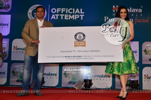 Shraddha Kapoor unviels the award of Himalaya Guinness Record Event