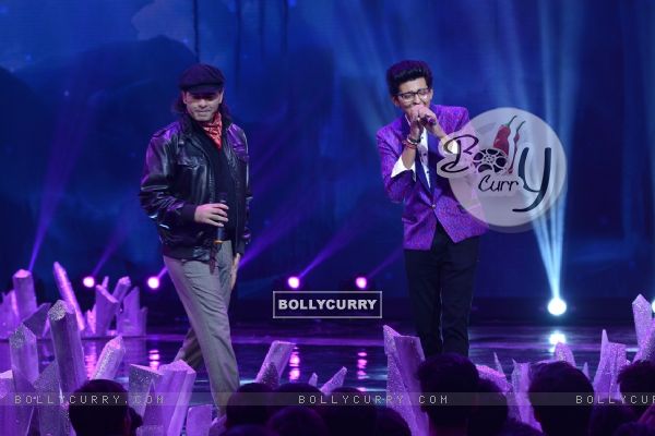 Darshan performs with Mohit Chauhan at the Grand Finale of India's Raw Star
