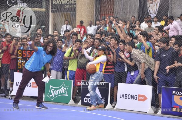 Neetu Chandra clicks a selfie with fans at NBA JAM Powered by Jabong.com Event