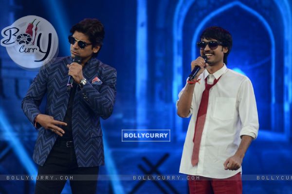 Mohit performs with Shaan at the Grand Finale of India's Raw Star