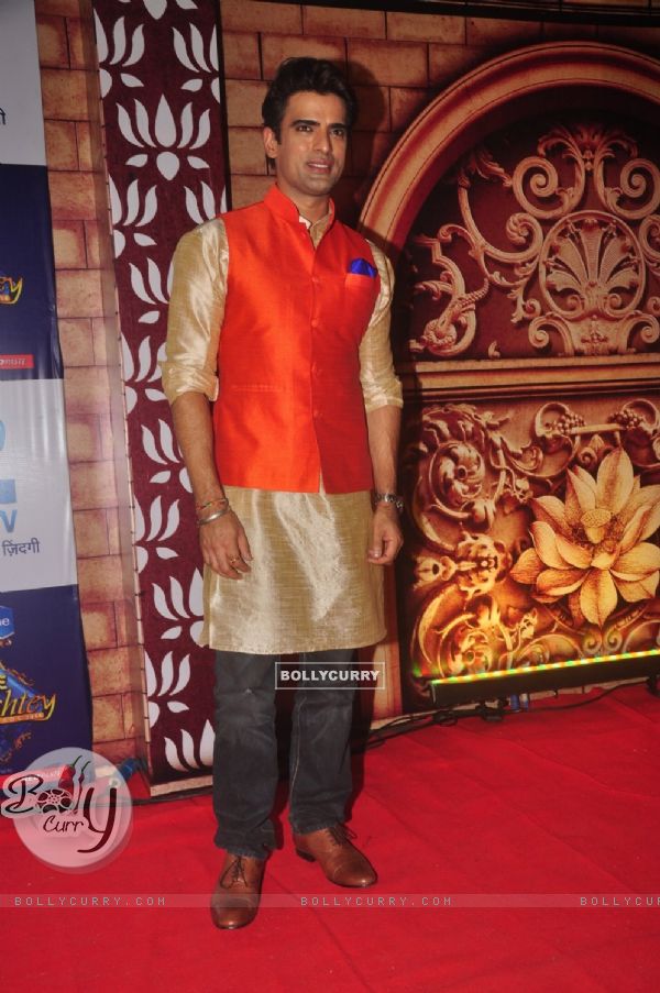 Mohit Malik poses for the media at Zee Rishtey Awards