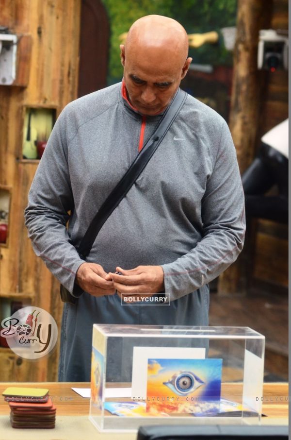 Puneet Issar puts in his nomination on Bigg Boss 8