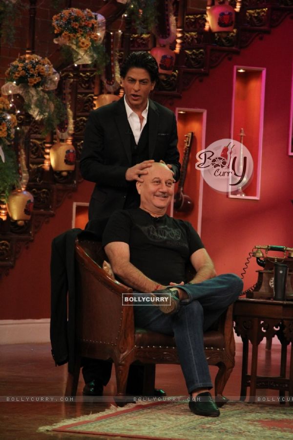 Shah Rukh Khan gives Champi to Anupam Kher on Comedy Nights with Kapil (346935)