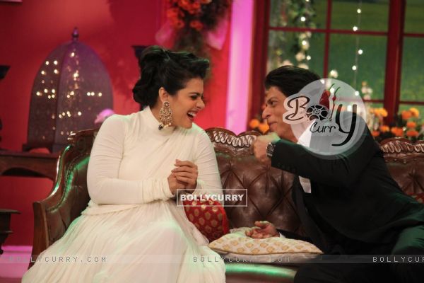 The Evergreen Couple Kajol and Shah Rukh Khan Reliving the Good Old Days on Comedy Nights with Kapil (346937)