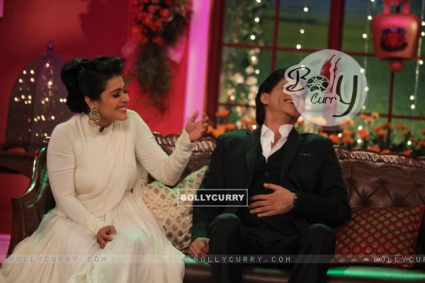 Kajol and Shah Rukh Khan share a laugh on Comedy Nights with Kapil (346940)