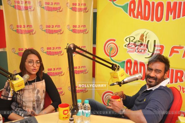 Ajay Devgn and Sonakshi Sinha Promote Action Jackson at Radio Mirchi (347026)
