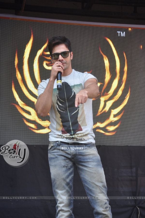 Varun Dhawan interacts with the students at Mithibai College Festival