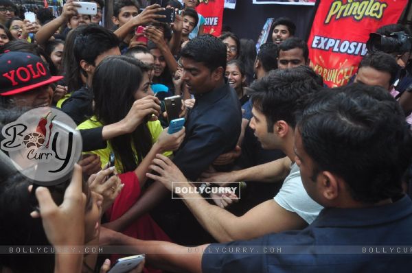 Varun Dhawan was mobbed by fans at Mithibai College Festival