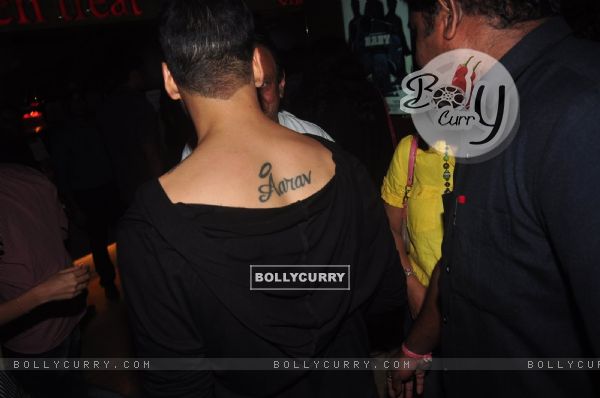 Akshay Kumar shows off his tatoo at the Trailer Launch of BABY