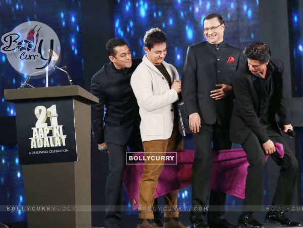The Khans in a gig with Rajat Sharma as India TV's Iconic Show Aap Ki Adalat Completes 21 Years