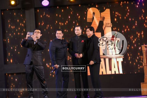 Sonu Nigam gets a selfie as India TV's Iconic Show Aap Ki Adalat Completes 21 Years