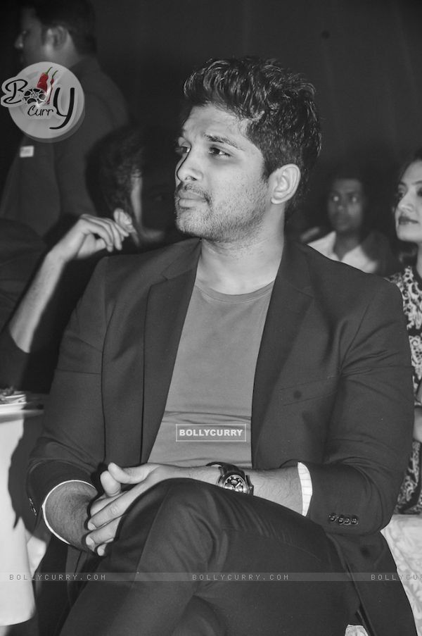 Allu Arjun was snapped at HudHud Relief Fundraising Campaign