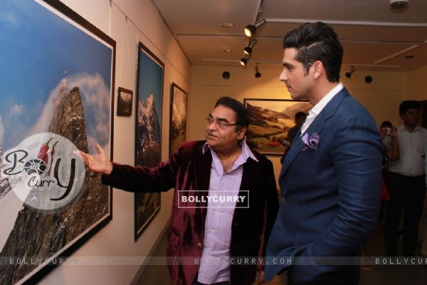 Zayed Khan checks out the designs at Mukesh Batra's Photo Exhibition