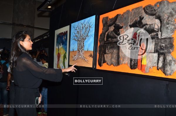 Lisa Haydon checks out the art show at Samvedna - A Nikhar Tandon  Event