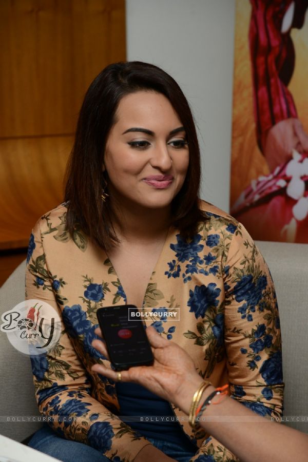 Sonkshi Sinha was seen giving interviews to Promote Lingaa