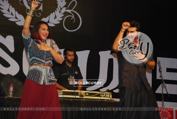 Sonakshi and Arjun perform at the Promotions of Tevar at Mithibai College (348004)