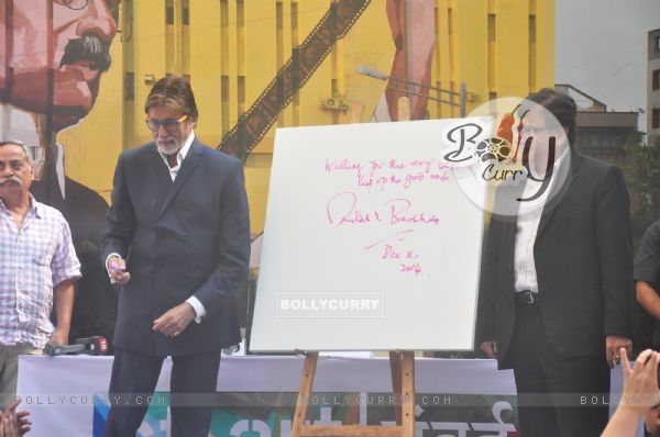 Amitabh Bachchan gives his autograph at the Street Art Festival