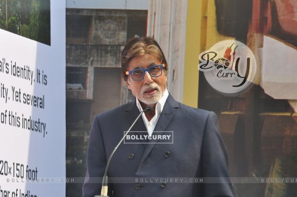 Amitabh Bachchan addresses the Street Art Festival