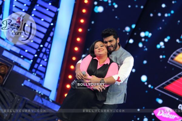 Arjun Kapoor & Bharti Singh perform at Vodafone Music Mirchi Top 20