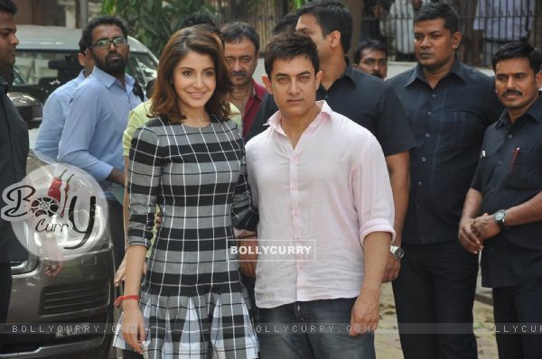 Aamir Khan and Anushka Sharma poses for the media at P.K. Game Launch (348338)