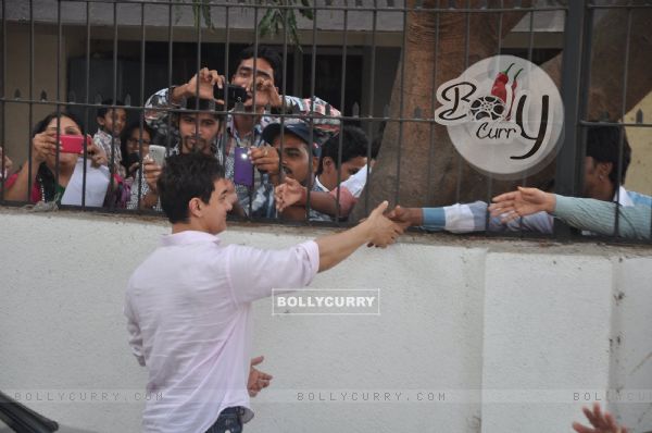 Aamir Khan greets his fans at P.K. Game Launch (348340)