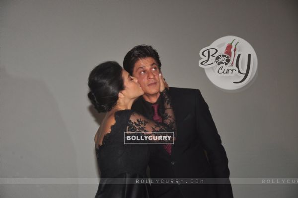 Kajol gave Shah Rukh Khan a kiss at 1000 Weeks Completion of DDLJ at Maratha Mandir