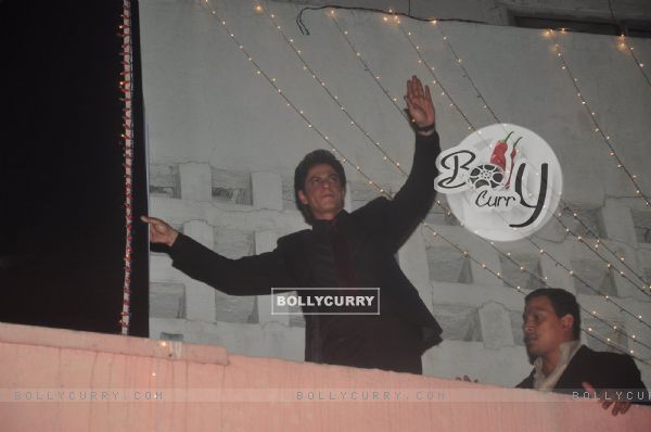 Shah Rukh Khan climbs the wall at Maratha Mandir and waves to his fans during the Celebration